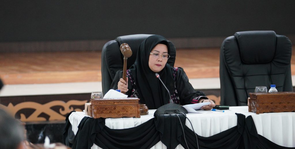 Wakil Ketua Sementara DPRD Bontang Sitti Yara saat memimpin Rapat Paripurna ke-6 di Pendopo Rumah Jabatan Wali Kota Bontang, Rabu (2/10/2024).