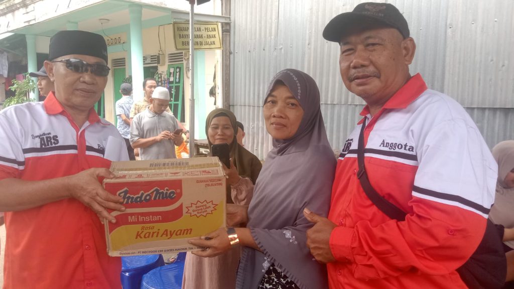 TIM GEMAR menyerahkan Bantuan Calon Bupati dan wakil Bupati untuk Musibah Kebakaran
