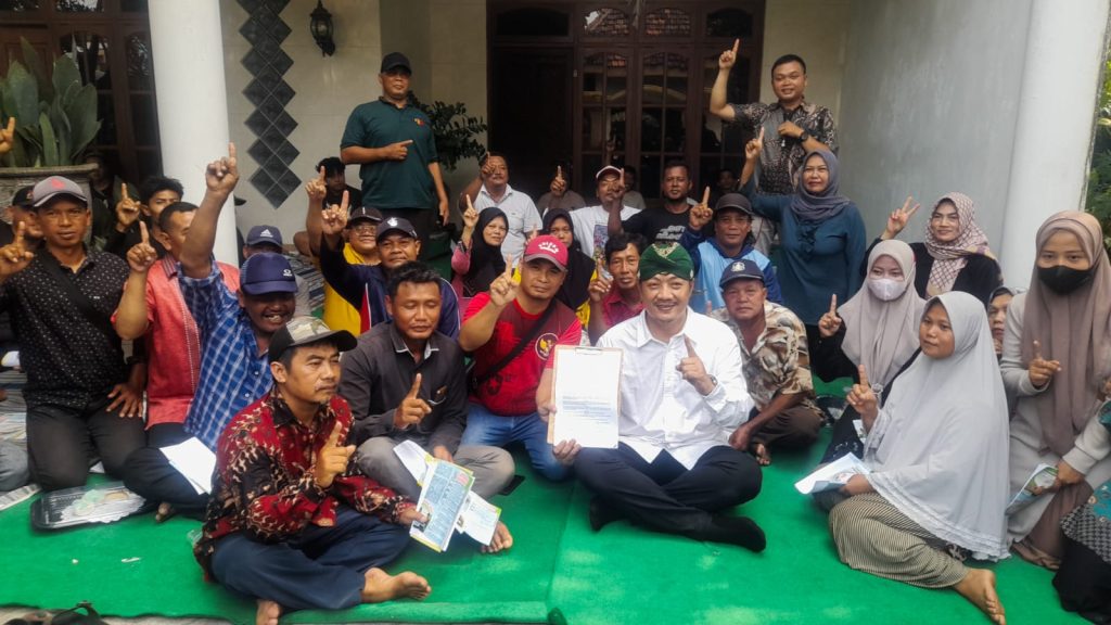 Pasangan Calon Bupati Kediri nomor urut 1 Deny Widyanarko dan Mudawamah saat berkampanye di Kecamatan Semen dan Mojo, Selasa (8/10/2024).