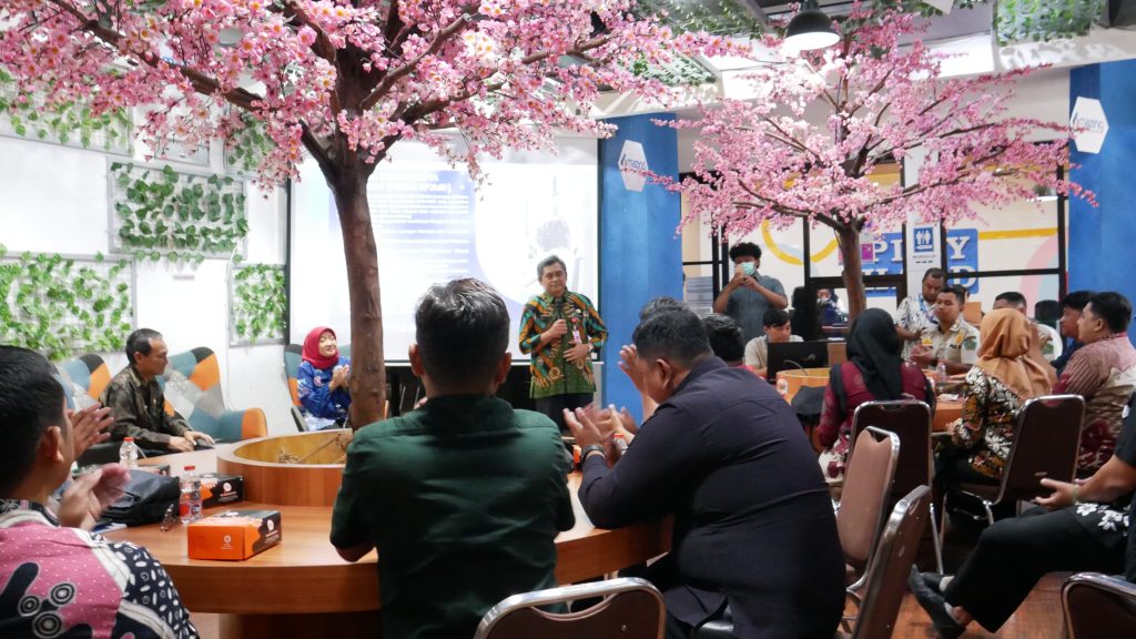 Dinas Komunikasi dan Informatika (Diskominfo) Kabupaten Sidoarjo melaksanakan benchmarking pengelolaan pengaduan publik di EJSC Kota Malang, Kamis (10/10/2024).