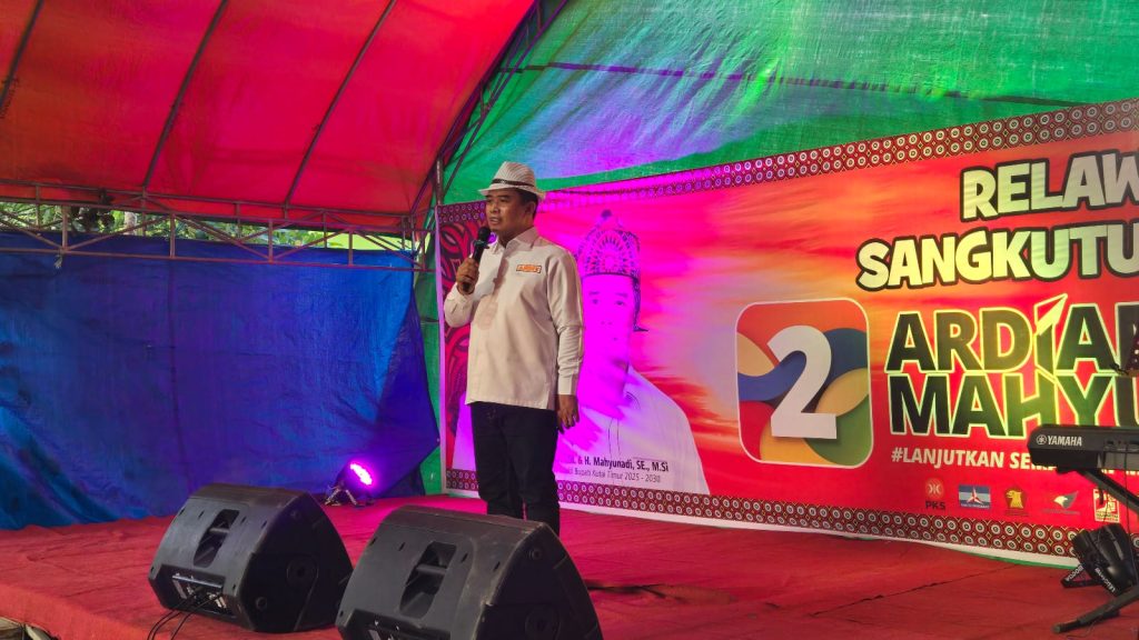 Mahyunadi calon wakil Bupati silaturahmi/ kampanye dengan relawan sangkutu' Banne di gang melon. Kampung Tator . Singa Gembara. Jumat (11/10/2024) sore