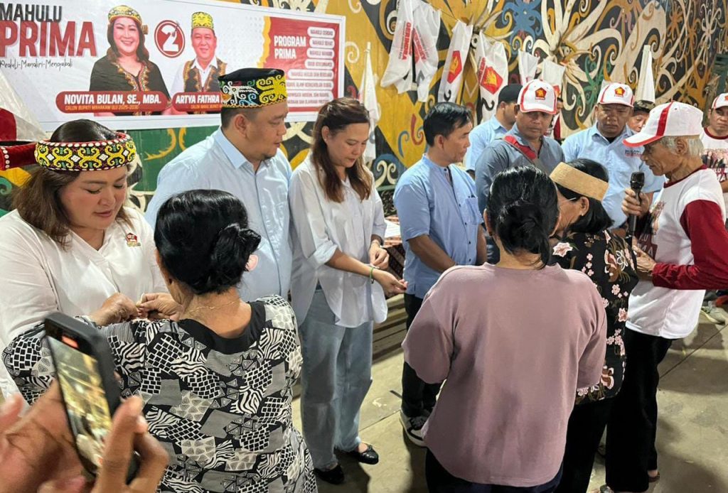 Paslon PRIMA saat bertemu masyarakat di setiap kampung dalam kegiatan kampanye Pilakada 2024.