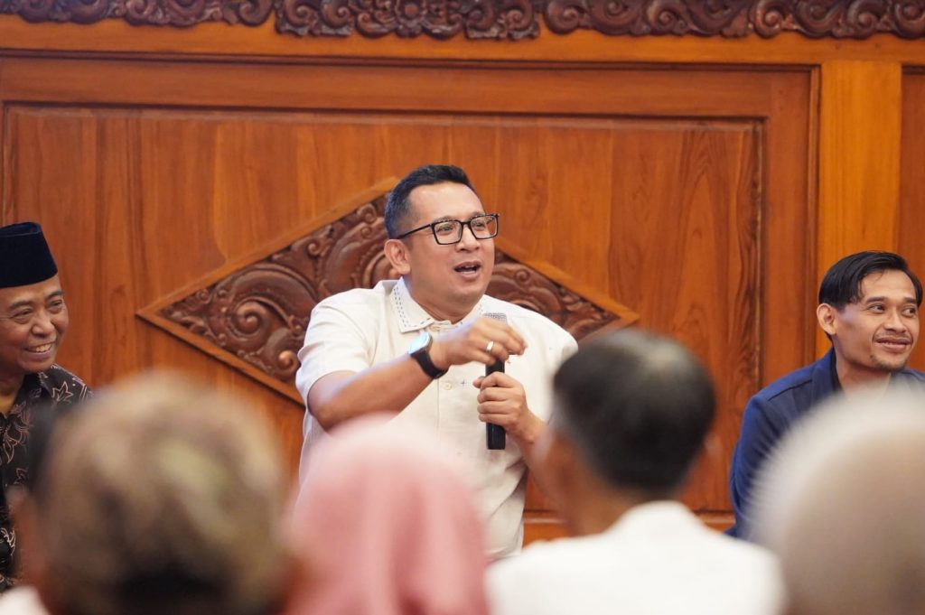 Penjabat (Pj) Wali Kota Mojokerto Moh. Ali Kuncoro memberikan sosialisasi bagi RT dan RW se Kota Mojokerto di Ruang Sabha Mandala Madya, Balai Kota Mojokerto pada Sabtu (12/10) malam.