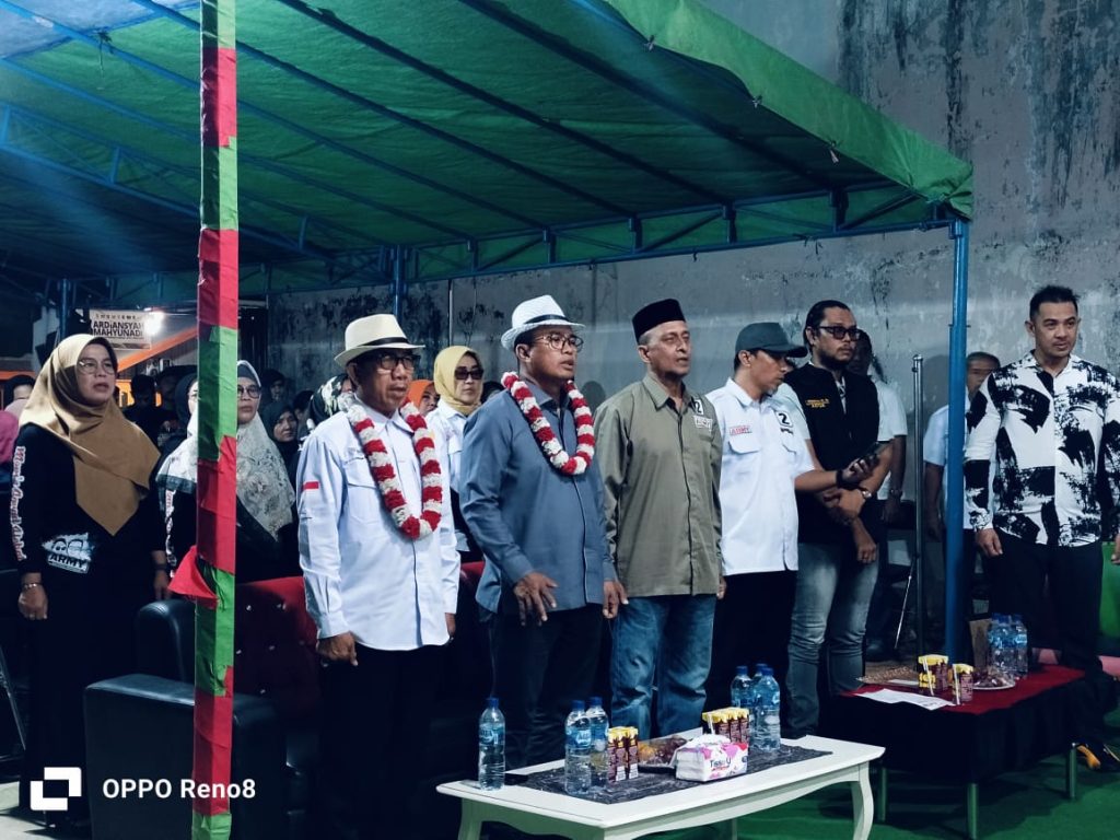 Family For Army, Warga Sangatta Utara Deklarasi Dukungan untuk Ardiansyah-Mahyunadi Ratusan masyarakat menghadiri acara undangan Family For Army di Gang Family Desa Sangatta Utara, Kutim.