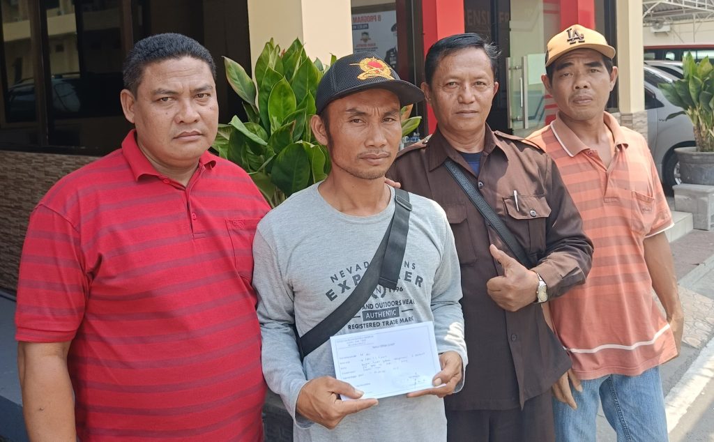 Operator Alat Berat Mencari Keadilan, Dari Cekikan Warga hingga Gugatan di Meja Hukum Muhamad Aris (Topi Hitam) operator alat berat (Bego) CV. RF Bersaudara didampingi oleh para saksi yaitu Ifan Susanto dan Akhiyat saat melapor di polres Mojokerto, Senin (14/10/2024).