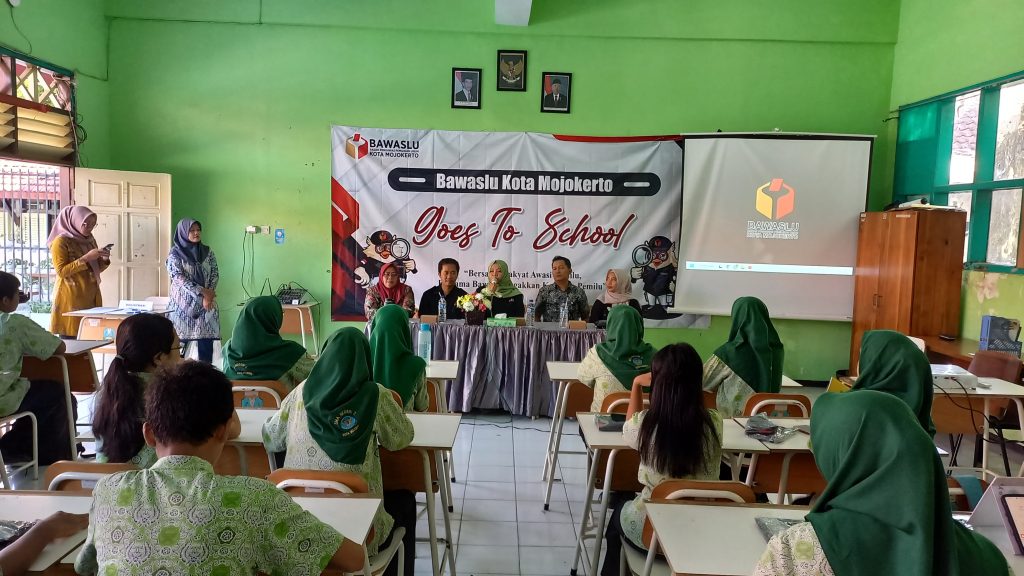 Sejumlah sekolah di Kota Mojokerto telah menjadi tuan rumah kegiatan "Bawaslu Goes to School di Kota Mojokerto