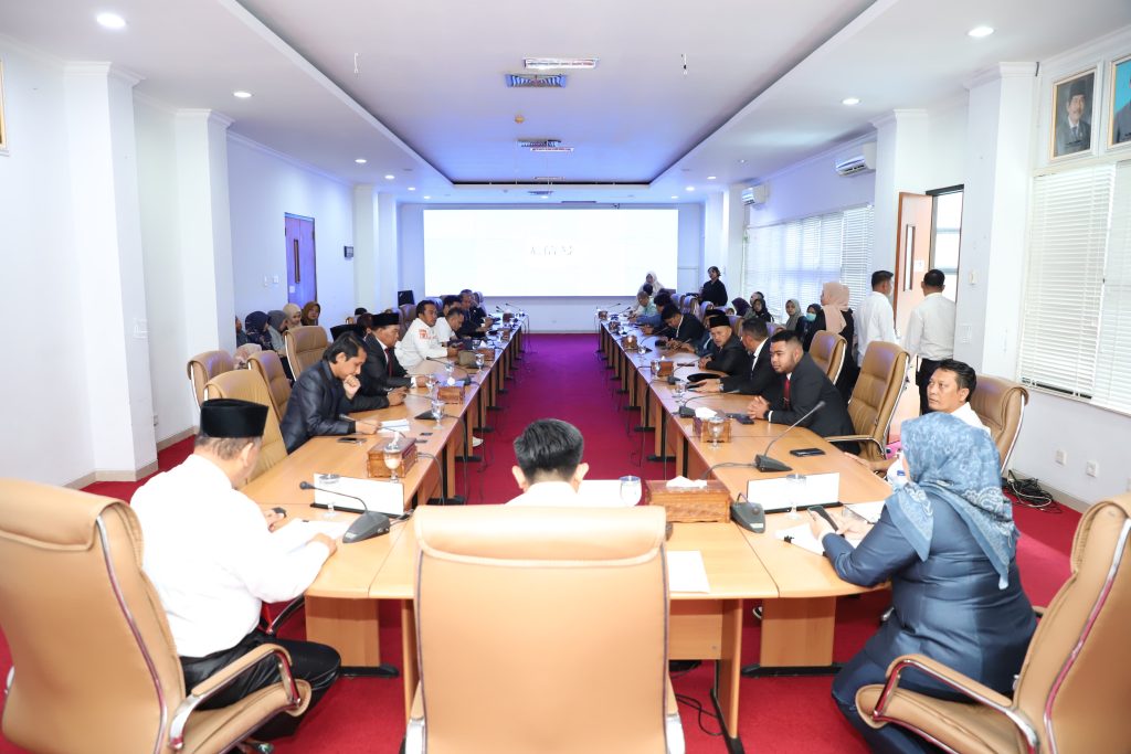 Pembentukan AKD DPRD Kota Botang di Ruang Rapat II DPRD Bontang, Kamis (17/10/2024)