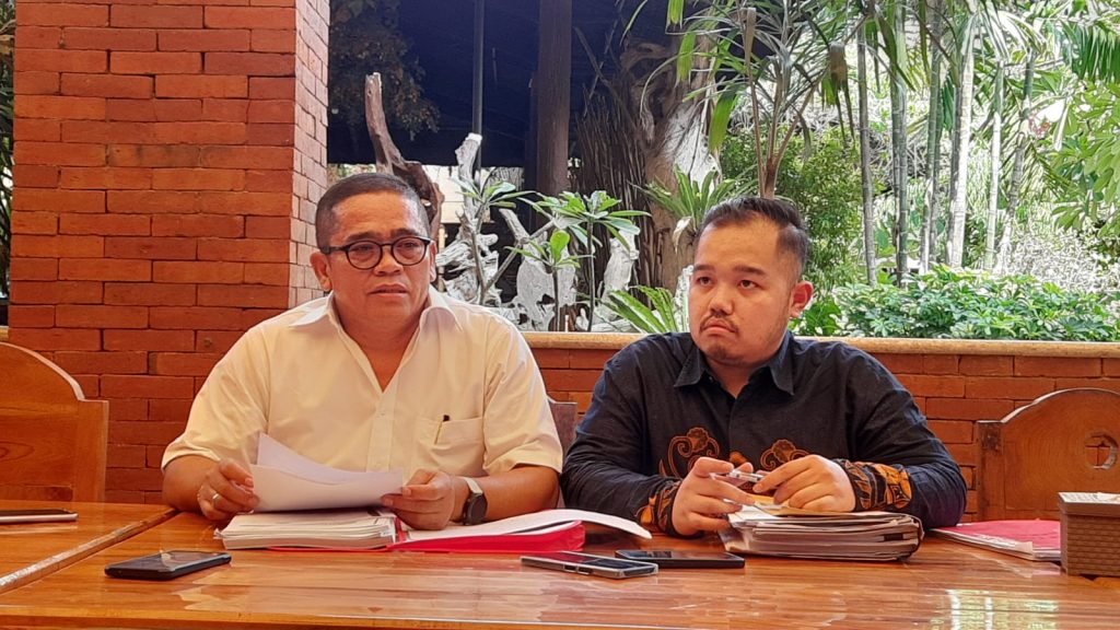 Penasehat Hukum terdakwa Justin Malau saat menggelar konferensi pers jelang sidang lanjutan kasus penipuan madu klanceng, Jumat (18/10/2024).