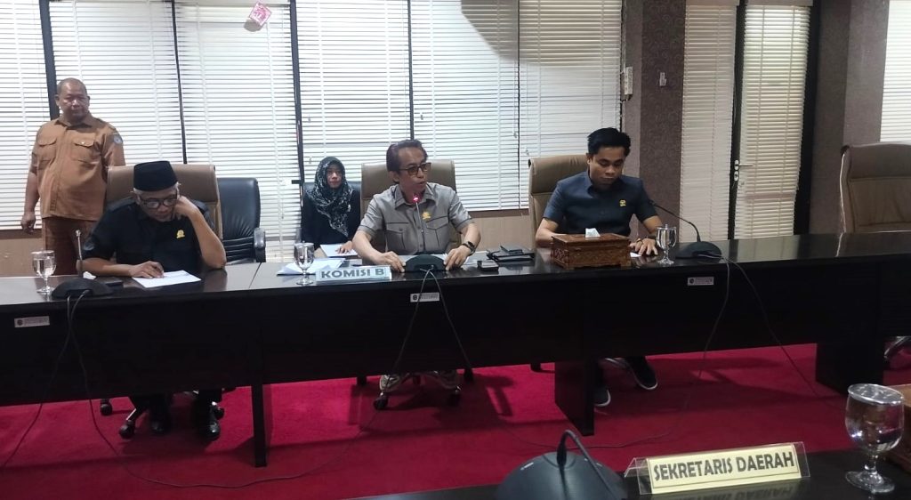 Rustam, Ketua Komisi B saat memimpin rapat koordinasi bersama pemkot Bontang di Gedung DPRD Kota Bontang, Senin (21/10/2024)