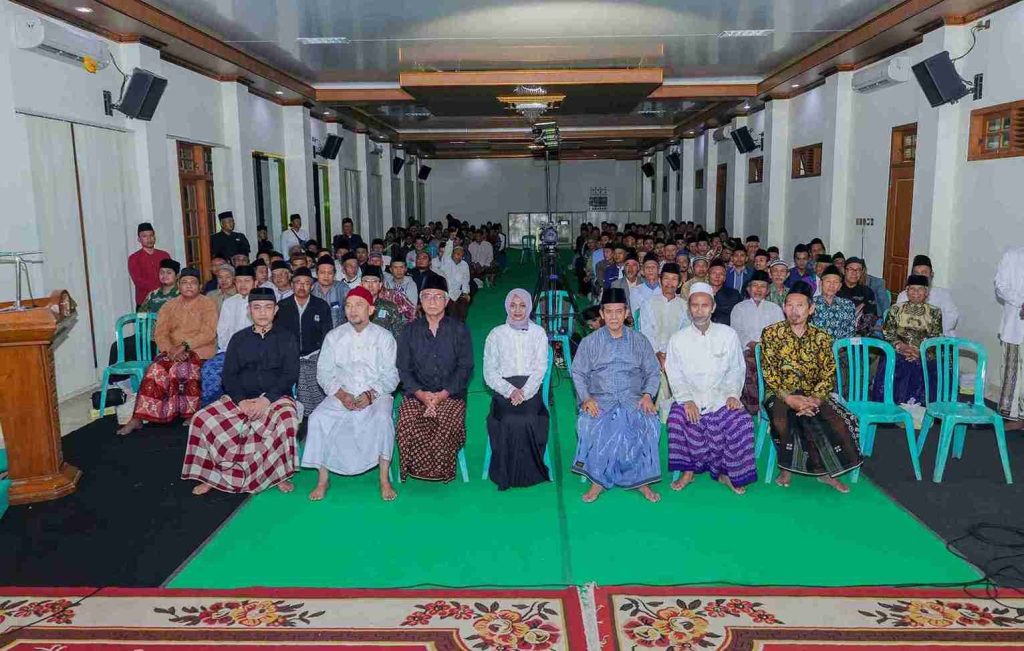 Forum Komunikasi Santri Kota Kediri menggelar peringatan Maulid Nabi Muhammad SAW sekaligus Hari Santri Nasional (HSN) 2024 di komplek aula Pondok Pesantren Lirboyo, Kota Kediri.