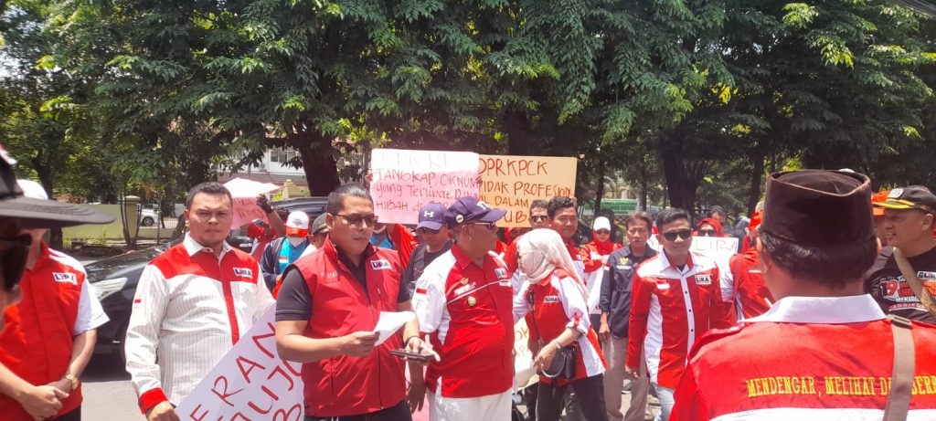 Aksi serukan brantas korupsi oleh LSM LIRA DPD Jawa Timur di kantor Dinas Perumahan Rakyat Kawasan Permukiman Jawa Timur Jalan Gayung Kebonsari No 169 Surabaya, Rabu (23/10/2024 )
