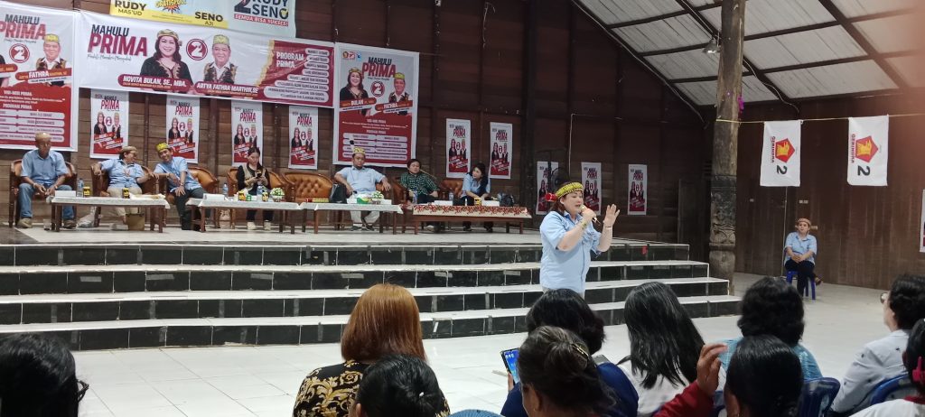 Calon Bupati Mahulu nomor urut 2, Novita Bulan menyampaikan orasi politik di dihadapkan ratusan pendukung.