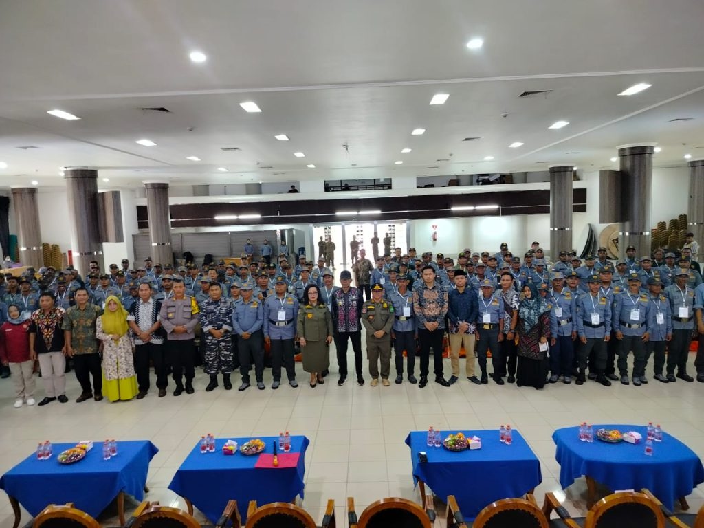 Satlinmas Kutim resmi dikukuhkan pada sebuah upacara di Gedung Serba Guna Bukit Pelangi, Sangatta Utara,