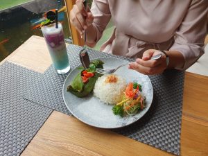Perpaduan nikmat masakan pepes dan minuman berbahan bunga telangdi Aston Mojokerto
