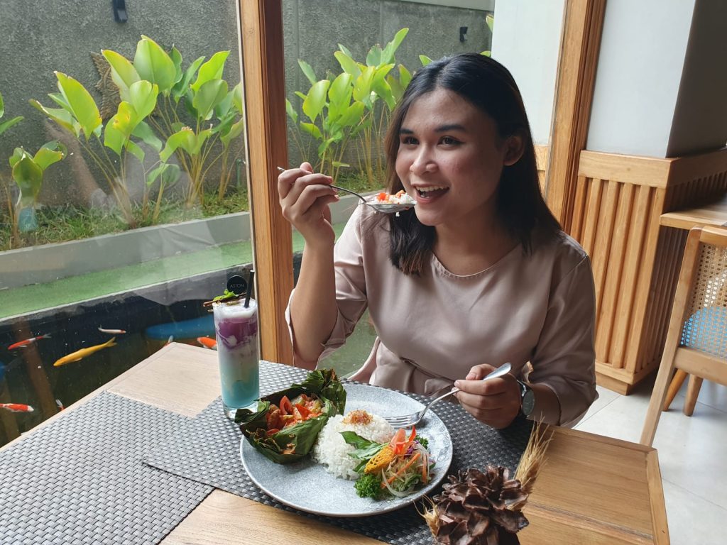 Perpaduan nikmat masakan pepes dan minuman berbahan bunga telang di Aston Mojokerto