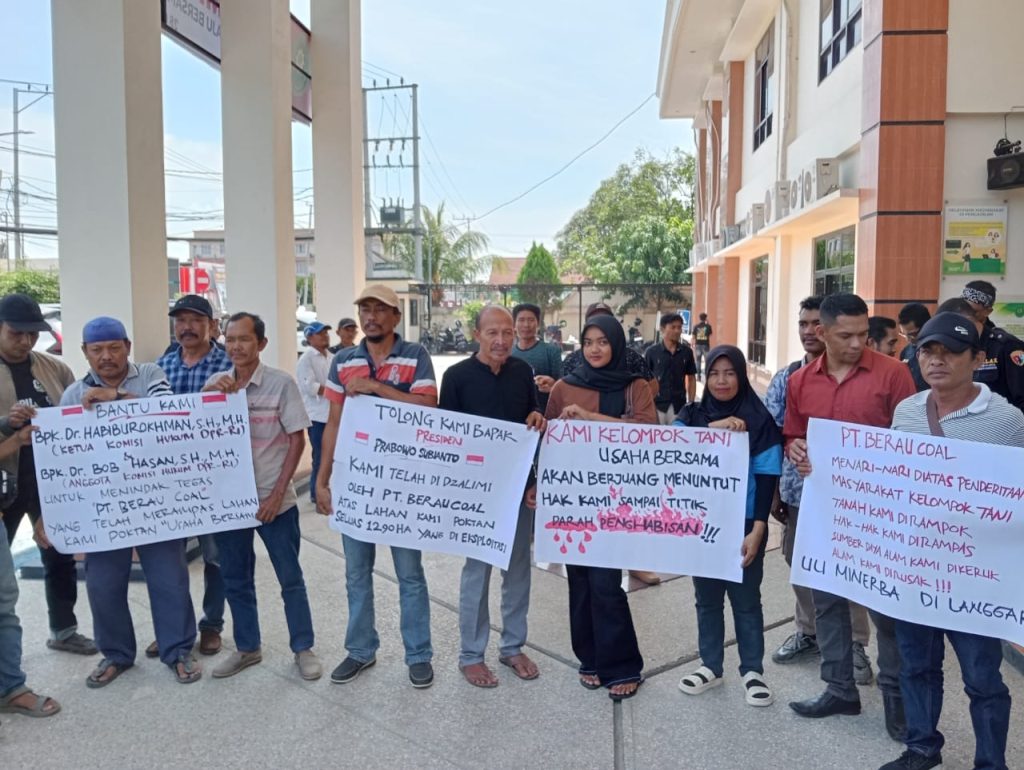 Tak Hadir di Sidang Gugatan Poktan UBM, PT Berau Coal ‘Dirujak’ Masyarakat Poktan UBM Kecewa PT. Berau Coal tak menghadiri sidang di Pengadilan Negeri Tanjung Redeb pada Rabu (30/10/2024).