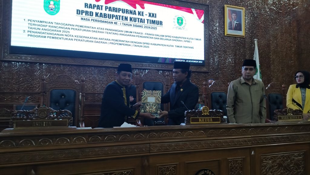 DPRD Kutim Gelar Rapat Paripurna XXI, Pemkab Tanggapi Pandangan Fraksi APBD 2025 DPRD Kabupaten Kutai Timur menggelar Rapat Paripurna ke-XXI Masa Persidangan ke-I Tahun Sidang 2024/2025, Senin (25/11/2024).