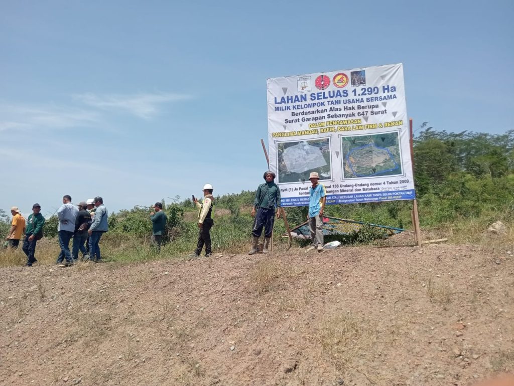 Protes Makin Panas, Kelompok Tani Desak PT Berau Coal Tuntaskan Pembayaran Lahan 1.290 Hektar Poktan UBM Desa Tumbit Melayu, Teluk Bayur, melakukan Pemasangan Baliho di Area Pinggir Jalur Hauling PT. Berau Coal terkait Pemberitahuan Penutupan Lahan