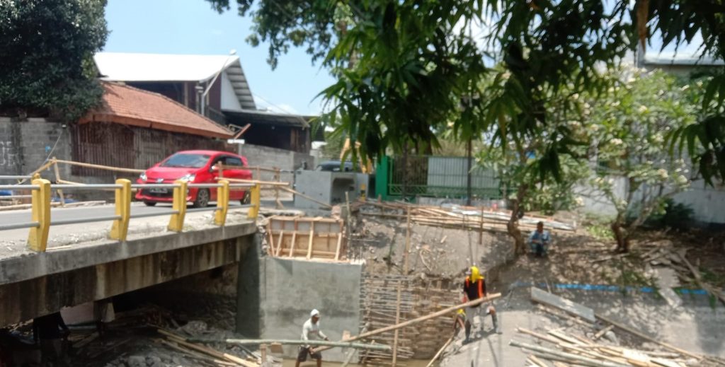 Pekerjaan Rehabilitasi Jembatan Ruas Jalan Mayjend Sungkono Diduga Dikerjakan Asal -Asalan Dan Mengabaikan K3