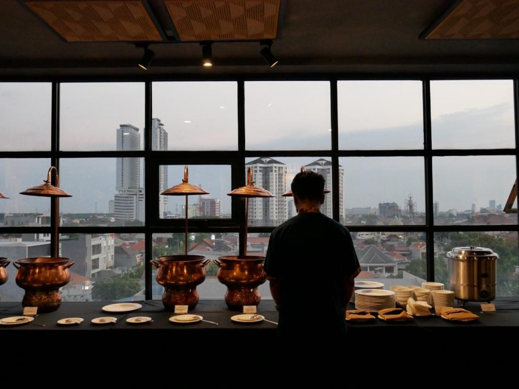 Aston Inn Jemursari Surabaya Hadirkan Juliet Rose Sky Lounge, Konsep Baru Pertemuan Santai dengan Pemandangan Kota Surabaya