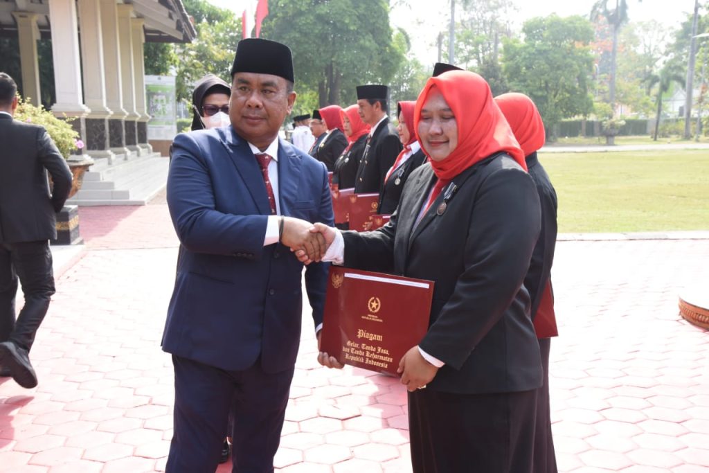 Pemkab Sidoarjo melaksanakan upacara bendera di Hari Pahlawan, Minggu (10/11/2024)