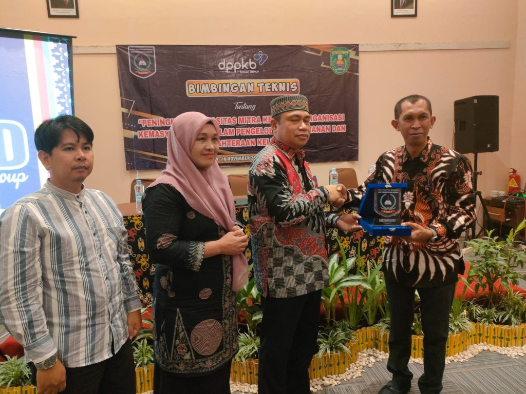 Kepala Dinas PPKB Kutim, Achmad Junaidi B saat membuka pelatihan di Hotel Swiss Bell Samarinda, Sabtu (9/11/2024).