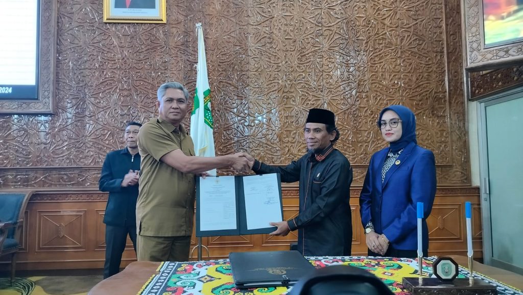 Ketua DPRD Jimmi bersama Sekda Kutim Rizali Hadi menandatangani Raperda Penanggulangan Kebakaran di Gedung DPRD Kutim, Senin (11/11/2024)