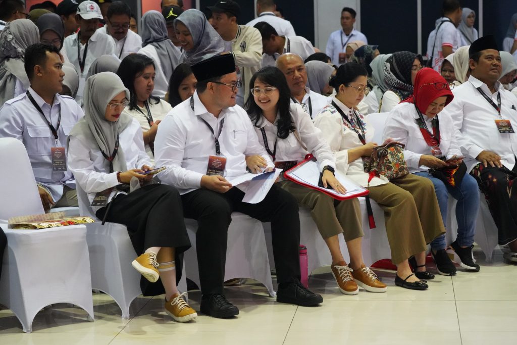 Mas Dhito Pakai Sepatu UMKM Lokal di Debat Pamungkas Pilbup Kediri Calon Bupati Kediri Hanindhito Himawan Pramana mengenakan sepatu produk UMKM Kabupaten Kediri saat mengikuti debat publik pamungkas