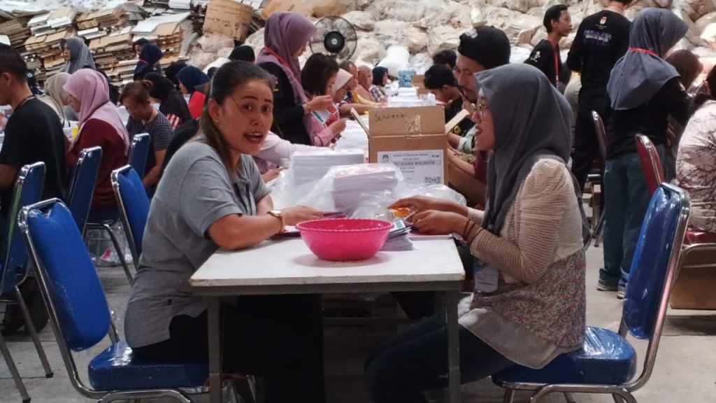 KPU Kota Kediri Memulai Sortir dan Pelipatan Surat Suara pekerja melakukan soltir lipat di gudang penyimpanan logistik KPU Kota Kediri.