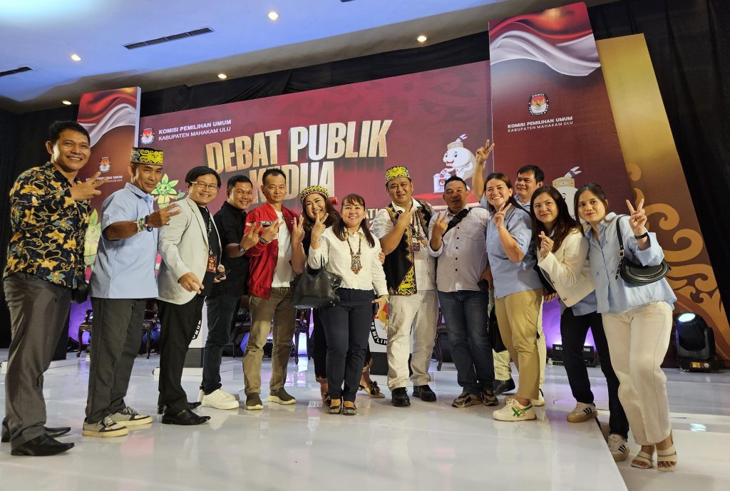 Pasangan Bulan-Fathra bersama para pendukung usai debat kedua.