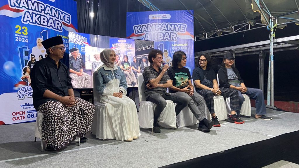 Band rock legendaris Tanah Air God Bless menyemarakkan kampanye akbar pasangan calon wali kota dan Wakil Wali Kota Kediri Vinanda Prameswati – KH Qowimuddin Thoha di Lapangan Gajahmada, Kecamatan Pesantren, Kota Kediri, Sabtu(23/11/2024).