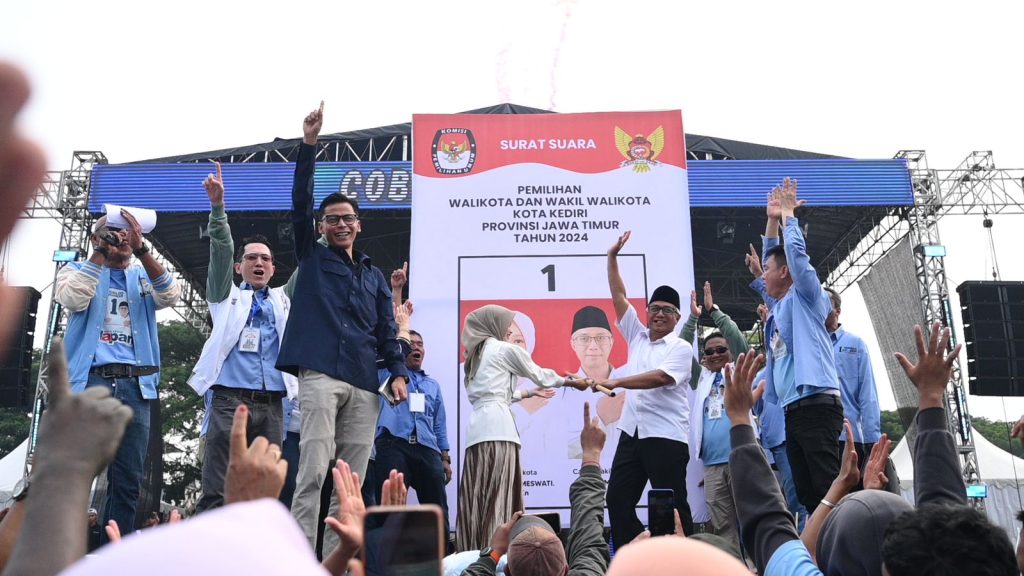 Kampanye Akbar pasangan Vinanda Prameswati - KH Qhowimmudin Toha di Lapangan Gajah Mada, Kecamatan Pesantren, Kota Kediri, Sabtu (23/11/2024)