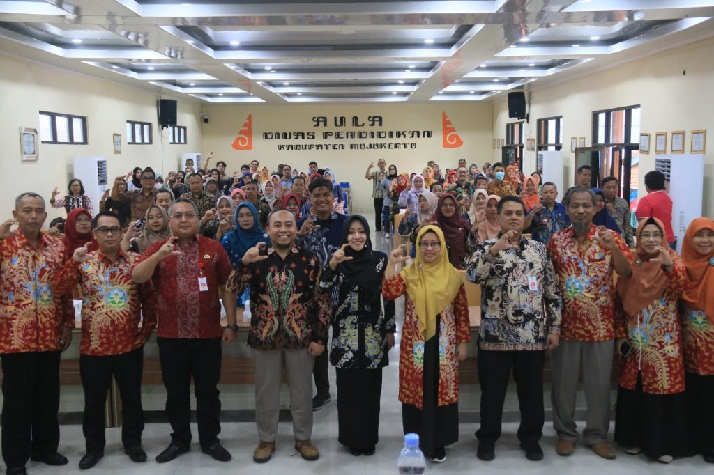 Bupati Mojokerto Ajak FKDS Fokus pada Kesehatan Mental Anak Muda seminar bertajuk "Membangun Mentalitas Tangguh untuk Menghadapi Era Persaingan Global" di Aula Dinas Pendidikan, Jumat (27/12/2024).