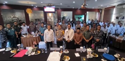 Forkopimcam Kutim Gelar Rakor Jelang Pilkada 2024: Fokus pada Sinergi dan Stabilitas Jimmi, Ketua DPRD Kutim menghadiri Forkopimcam Kutim di Hotel Royal Victoria, Rabu (30/11/2024)