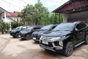 Kepala DPPKB Achmad Junaidi B menyerahkan kendaraan operasional kepada sejumlah pejabat di lingkungan DPPKB Kutim di Teras Belad Cafe and Resto, Selasa (10/12/2024)