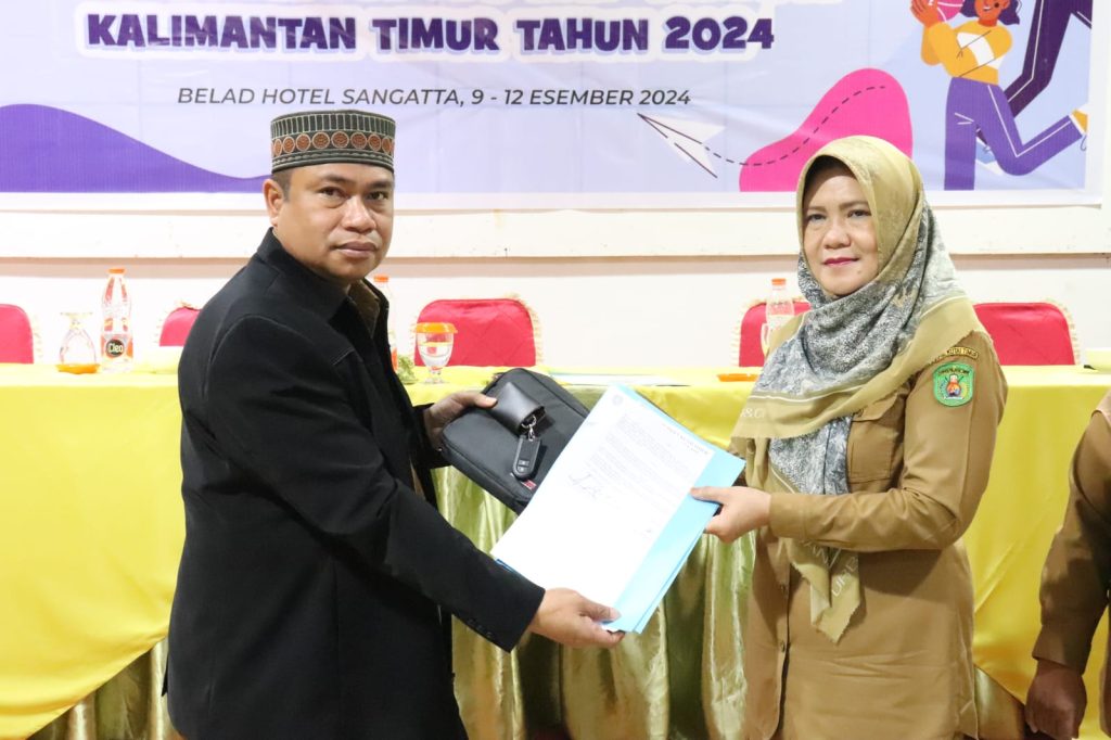 Kepala DPPKB Achmad Junaidi B menyerahkan kendaraan operasional kepada sejumlah pejabat di lingkungan DPPKB Kutim di Teras Belad Cafe and Resto, Selasa (10/12/2024)