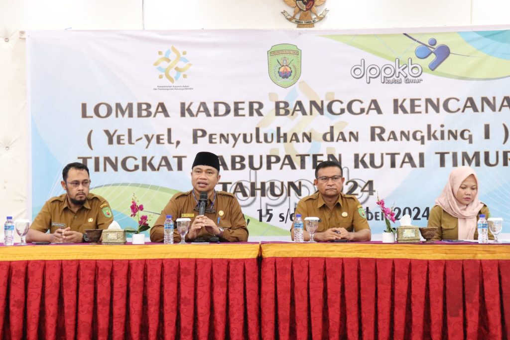 Kepala Dinas Pengendalian Penduduk dan Keluarga Berencana (DPPKB) Kutai Timur (Kutim), Achmad Junaidi B (kopiah hitam)