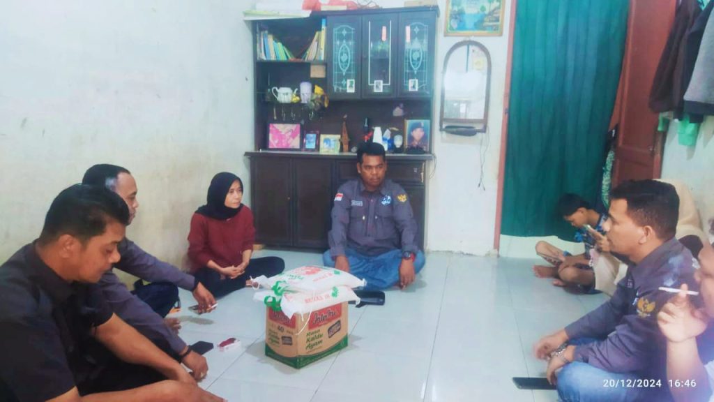Pengurus DPC PJS Labuhanbatu saat berbagi bersama sesama dengan wartawan di Labuhanbatu