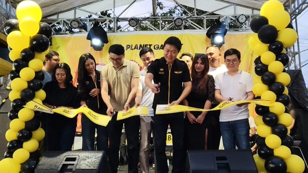 King Kevin, CEO Planet Gadget saat opening gunting pita Planet Gadget store Mojokerto, Sabtu (21/12/2024)