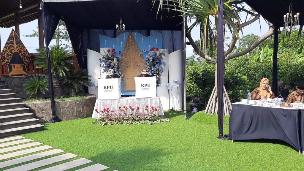 Pilkada Kediri 2024, TPS Unik di Kediri Hadirkan Konsep Unik Budaya Jawa Suasana TPS konsep unik bertema budaya jawa untuk menarik minat warga datang menyalurkan hak pilihnya di TPS 01 Desa Jambu, Kecamatan Kayen Kidul, Kabupaten Kediri, Rabu (27/11/2024).