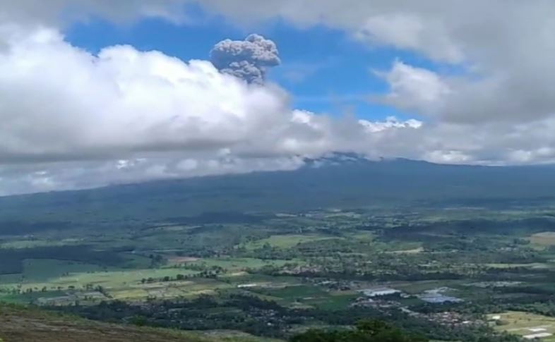 Gunung Raung Erupsi, BPBD Bondowoso Beri Peringatan Pendaki Untuk menjauh dari Lokasi Gunung Raung