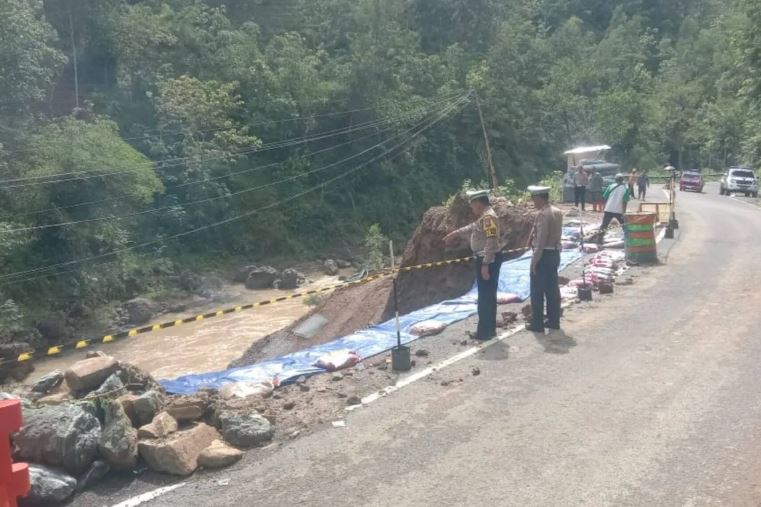 Tergerus Luapan Air Grindulu, Jalan Raya Ponorogo-Pacitan Amblas Jalan Raya Ponorogo-Pacitan Amblas