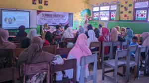 KKM UIN Malang Kelompok 10 menggelar seminar parenting bertema "Peran Orang Tuaterhadap Pembentukan Karakter Anak," yang diselenggarakan di aula SDN 1 Ngebruk,
Poncokusumo, Kabupaten Malang, Kamis (9/1/2025)