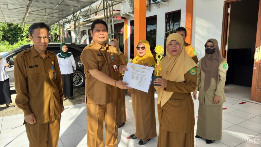 Pemberian reward atas capaian realisasi keuangan tertinggi diberikan kepada Bidang Keuangan Dinsos Kutim pada apel pagi yang berlangsung di halaman Kantor Dinsos, Senin (6/1/2025)