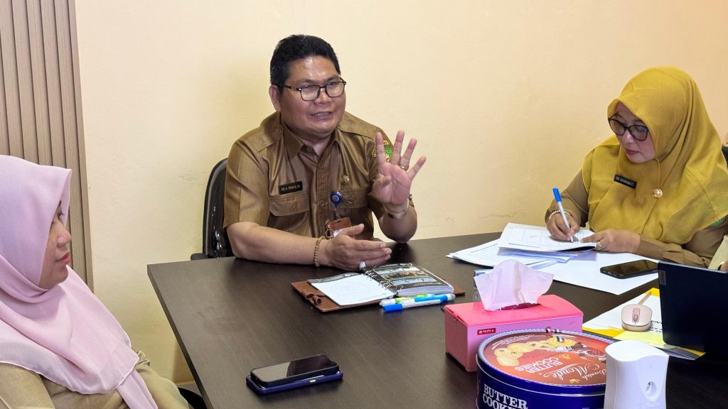 Kepala Dinsos H Ernata Hadi Sujito saat rapat evaluasi kinerja tahun 2024 untuk setiap bidang pada Senin (6/1/2025).