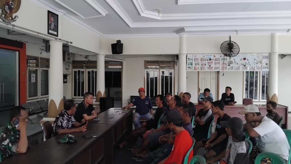 Puluhan warga Sepande Kec.Candi, Kab.Sidoarjo protes pembangunan proyek saat berada di balai desa, Selasa(7/1/2025)