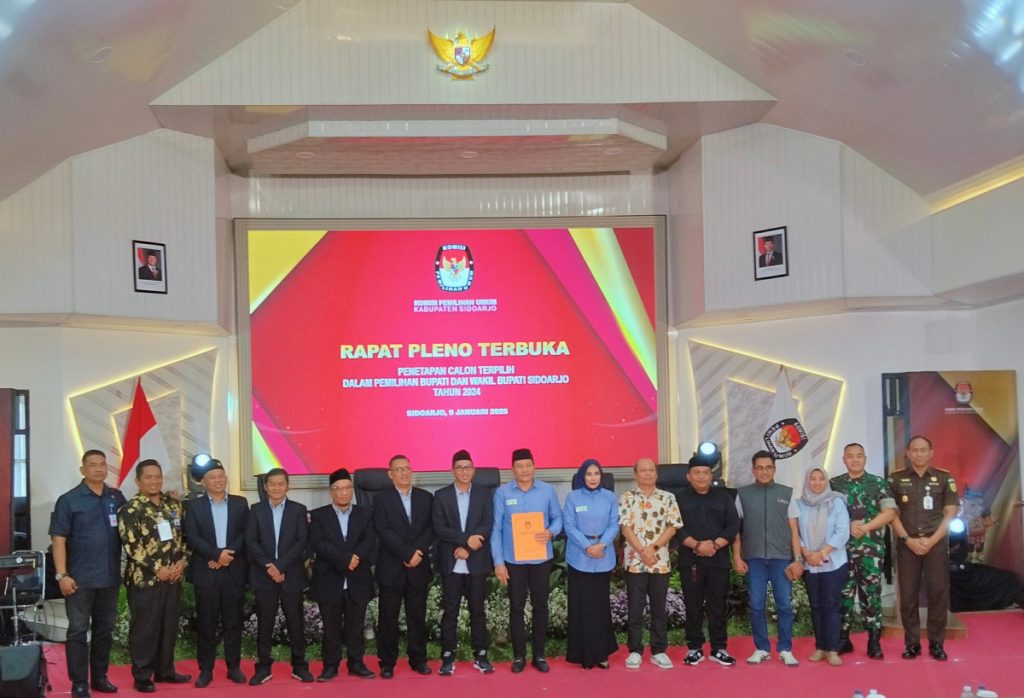 Penetapan pasangan Subandi dan Mimik Idayana sebagai Bupati dan Wakil Bupati terpilih untuk periode 2024-2029 di kantor KPU Sidoarjo, Kamis (9/1/2025).