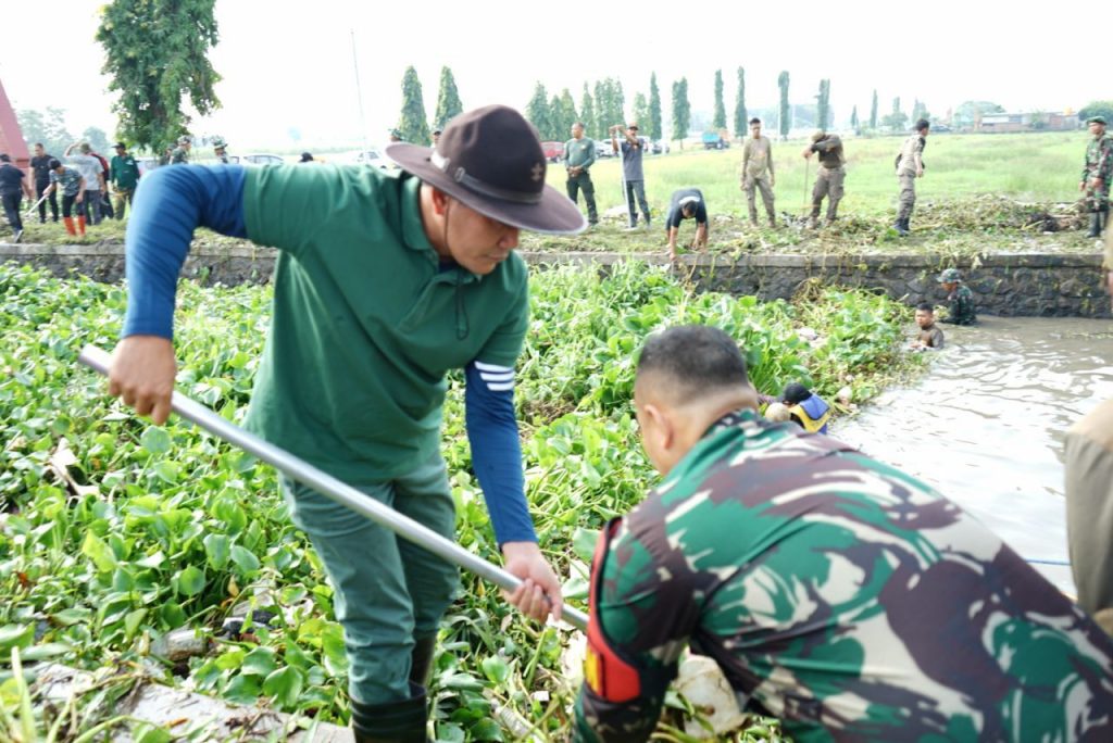 Pemkab Sidoarjo meluncurkan gerakan "Jihad Rawat Sungai" sebagai langkah konkret untuk membersihkan sungai-sungai dari sampah dan tanaman liar