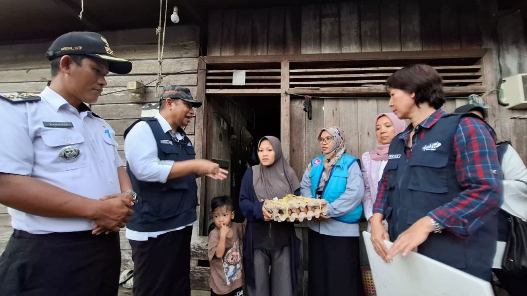 DPPKB Kutim Gelar Kunjungan Lapangan di Long Mesangat, Percepat Penurunan Stunting DPPKB Kutim melalui Tim Percepatan Penurunan Stunting (TPPS) menggelar kunjungan kerja lapangan (KKL) bertajuk "Jemput Bola Stop Stunting" di Desa Long Lees, Kecamatan Busang, Rabu (15/1/2025)
