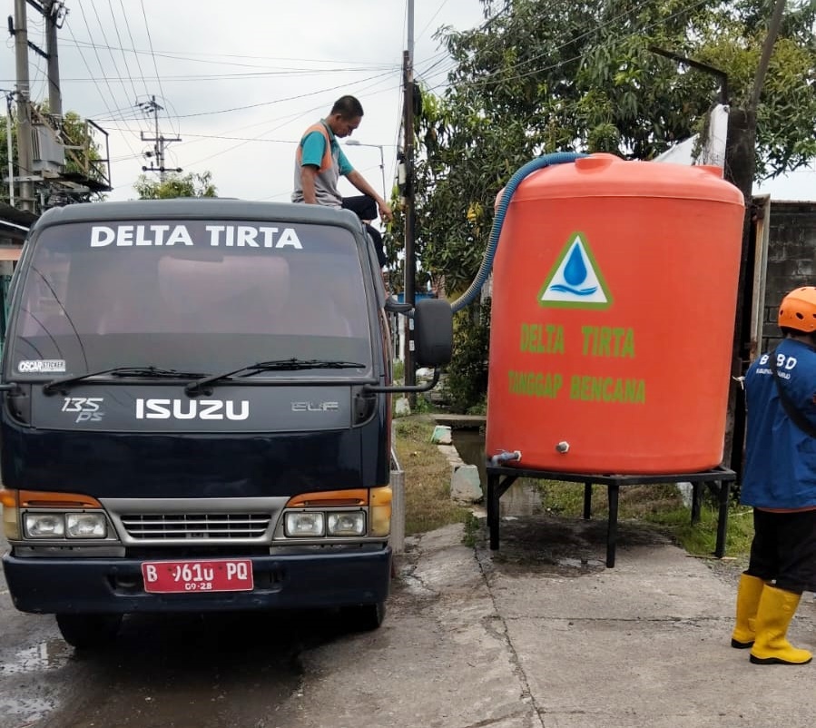 Perumda Delta Tirta Salurkan Bantuan Air Bersih untuk Warga Terdampak Banjir di Candi Perumda Delta Tirta Salurkan Bantuan Air Bersih untuk Warga Terdampak Banjir di Candi